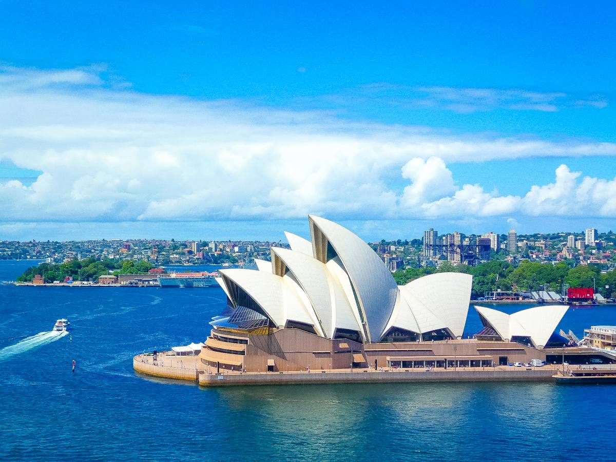 Australia student life: Beautiful beaches, iconic landmarks, and vibrant campus life for international students.